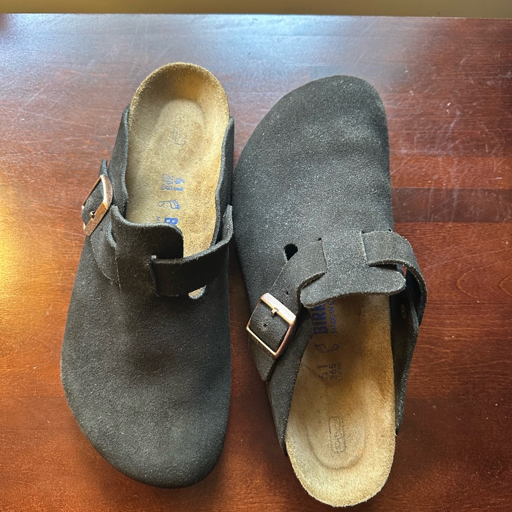 Dark brown Birkenstocks size 41. In excellent condition.
